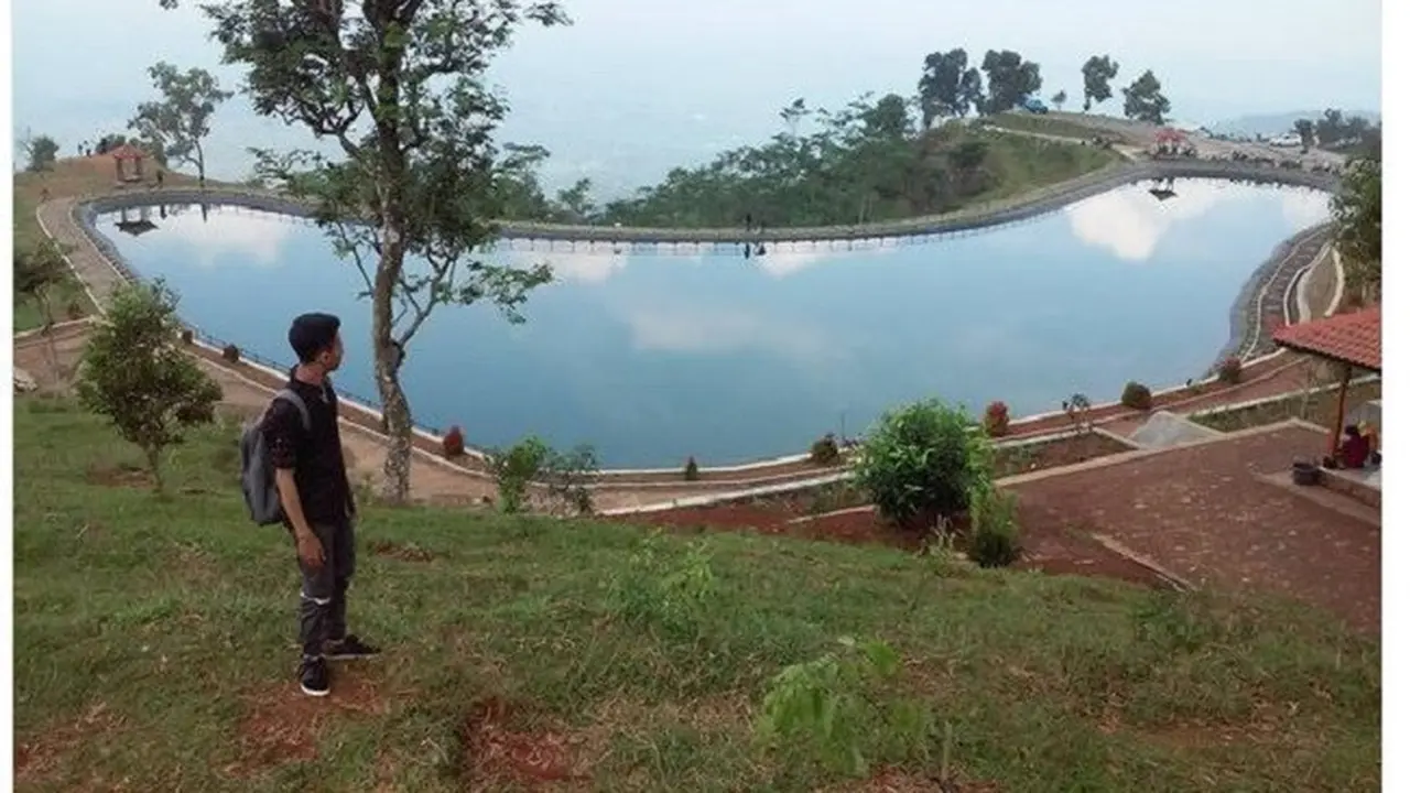 Pagi Hari, Awan Terlihat di Bawah Bukit Puncak 4G