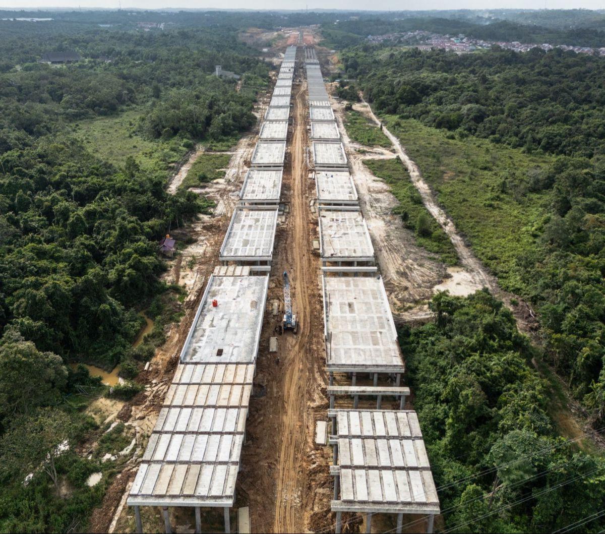 Foto udara memperlihatkan pembangunan jalan tol menuju Ibu Kota Nusantara (IKN) yang membelah hutan di Kalimantan Timur, pada 12 Juli 2024.&nbsp;Pembangunan jalan tol menuju IKN terus dikebut agar dapat digunakan secara fungsional menjelang upacara peraya