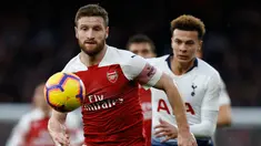 Shkodran Mustafi (kiri) tiba di Arsenal pada bursa transfer musim panas 2016 dari Valencia. The Gunners sempat tidak terkalahkan dalam 21 pertandingan awal bersama pemain asal Jerman tersebut. Namun, Performa Mustafi kemudian turun empat musim berikutnya dan akhirnya dilepas pada Januari 2021. Mustafi melanjutkan kariernya bersama Schalke dan Levante. Masih berusia 31 tahun, dia dilepas klub Spanyol itu pada musim panas 2023 dan sekarang belum terikat dengan klub mana pun. (AFP/Ian Kington)
