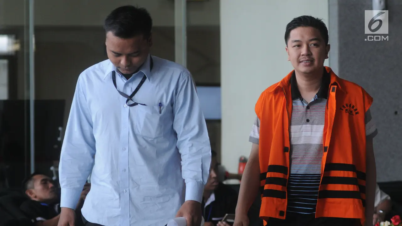 Usai Diperiksa KPK, Wali Kota Nonaktif Kendari Tebar Senyuman