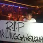 Sejumlah pelajar menggelar aksi 1.000 lilin untuk korban kecelakaan SMK Lingga Kencana yang digelar di Jembatan GDC, Depok. (Liputan6.com/Dicky Agung Prihanto)