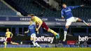Pemain Burnley, Chris Wood, menyundul bola saat melawan Everton pada laga Liga Inggris di Stadion Goodison Park, Sabtu (13/3/2021). Burnley menang dengan skor 2-1. (AP Photo/Jon Super, Pool)