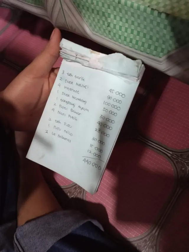 6 Potret Nota Makanan di Pinggir Jalan, Harganya Bikin Melongo