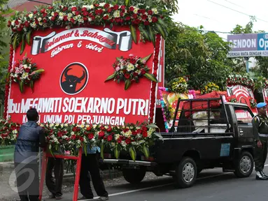 Karangan bunga dari Ketum PDIP, Megawati Soekarno Putri, baru saja tiba di sekitar tempat resepsi Gibran Rakabuming Raka-Selvi Ananda, di Gedung Graha Saba Buana, Solo, Rabu (10/6/2015). (Liputan6.com/Faizal Fanani)