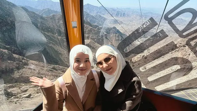 Pesona Cantik Natural Irish Bella dan Putri Sambungnya Hassya Ramadani Saat Umroh Tutup Tahun
