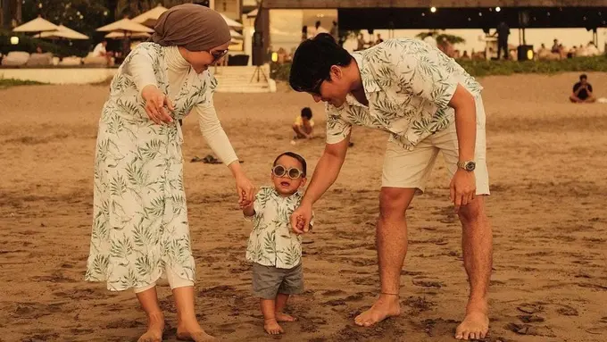 Rizky Billar dan Lesti sedang berlibur di pantai