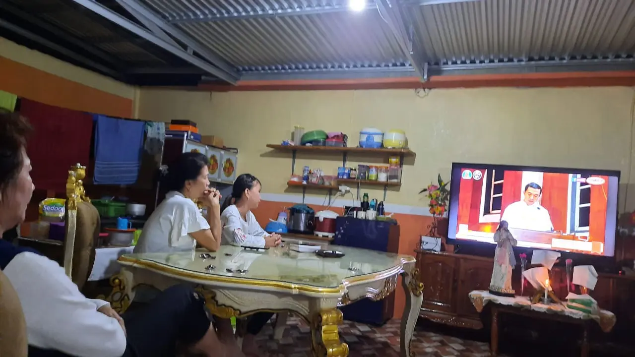 Umat Katolik mengikuti Misa Kamis Putih yang dipimpin oleh Uskup Manado Mgr Benediktus Untu MSC melalui fasilitas live streaming.