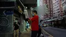 Orang-orang yang memakai masker berjalan di jalanan di Hong Kong, Rabu (22/7/2020). Hong Kong menghadapi "tahap kritis" dalam perjuangannya melawan COVID-19, dan pemerintah sedang memperpanjang langkah-langkah baru untuk menjaga jarak sosial. (AP Photo/Kin Cheung)