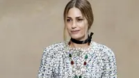 Model asal Inggris Yasmin Le Bon berpose untuk sesi pemotretan sebelum peragaan busana koleksi fall/winter&nbsp;Chanel 2018/2019 pada 6 Maret 2018 di Paris. (FRANCOIS GUILLOT/AFP)