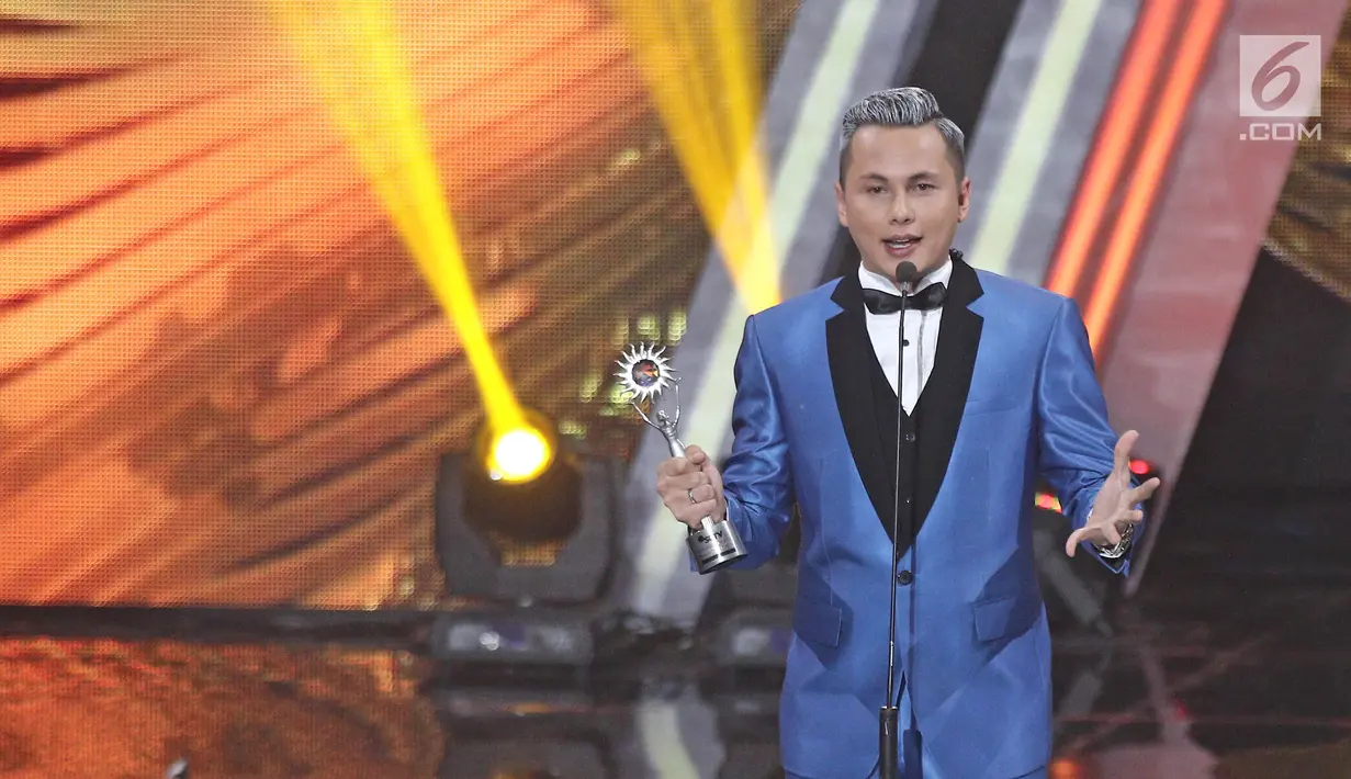 Presenter Andhika Pratama menyampaikan sambutan setelah meraih penghargaan ajang bergengsi SCTV Awards ke-17 di Studio 6 Emtek City, Jakarta, Rabu (29/11). Andhika membawa pulang piala untuk kategori Presenter Paling Ngetop. (Liputan6.com/Herman Zakharia)