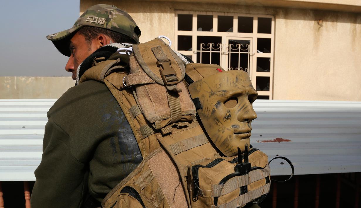 Pasukan Irak saat bertempur melawan militan ISIS di wilayah Mosul, Irak (10/1). Pertempuran dengan militan ISIS kembali terjadi saat pasukan Irak sedang melakukan evakuasi warga Mosul. (AP Photo/Khalid Mohammed)
