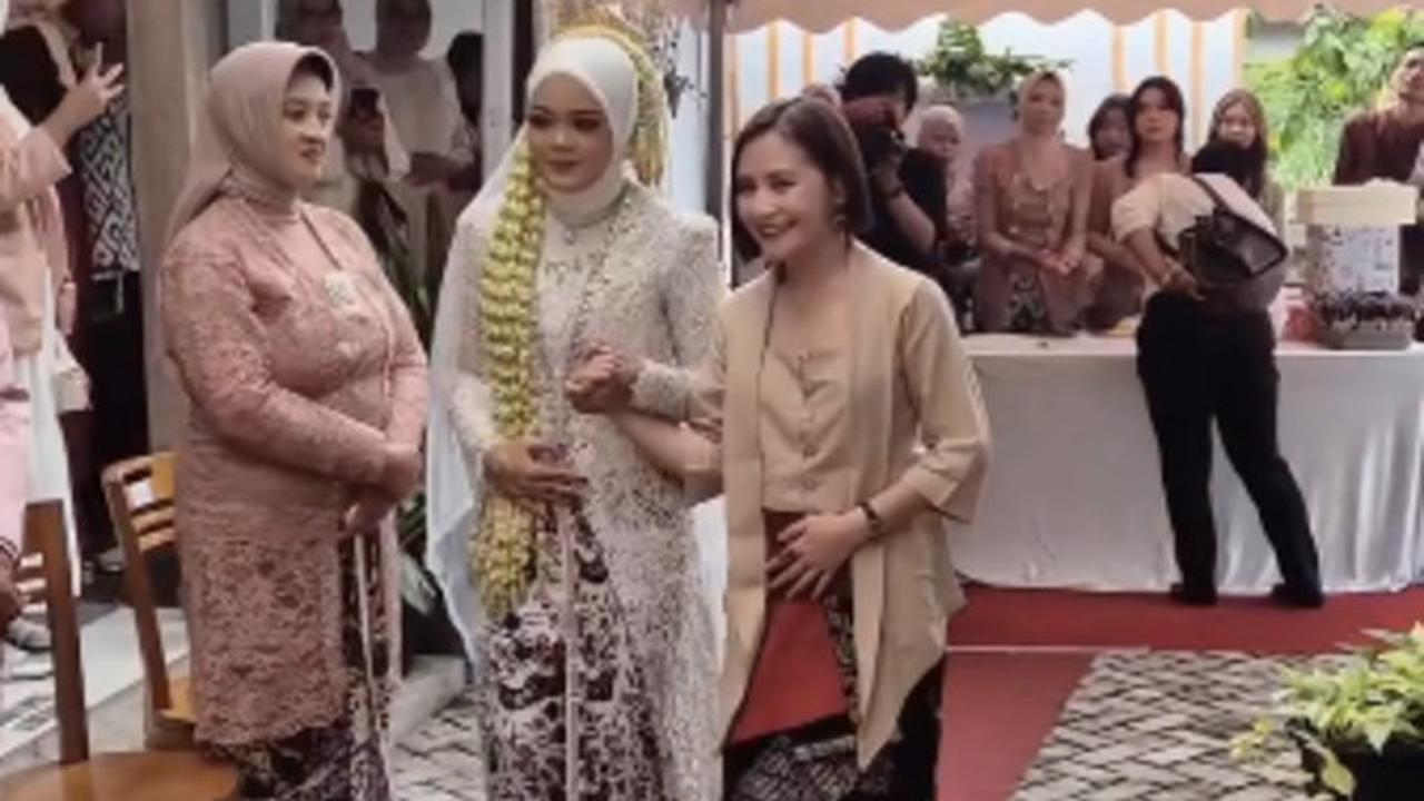 Potret Prilly Latuconsina Jadi Pengiring Pengantin di Nikahan Fans, Banjir Pujian