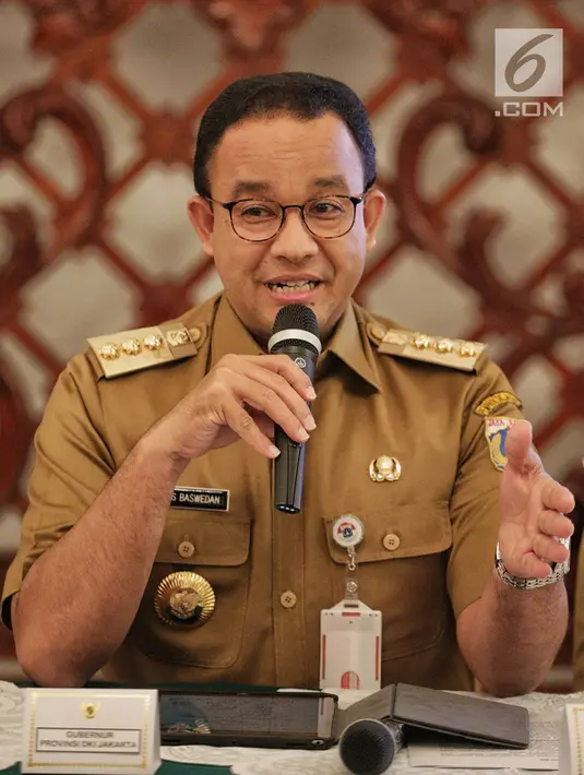 Gubernur DKI Jakarta Anies Baswedan memberi keterangan terkait pengambilalihan pengelolaan air, Gedung Balai Kota Jakarta, Senin (11/2). Menurut Anies, selama ini kinerja mitra swasta tidak mencapai target melayani masyarakat. (Liputan6.com/Faizal Fanani)