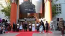 Suasana upacara pernikahan pasangan Caroline Ritter dan Andrew Porters yang bertema film Star Wars: The Force Awakens yang digelar di depan sebuah gedung bioskop di Hollywood, Los Angeles,  Kamis (17/12).(dailymail.co.uk)