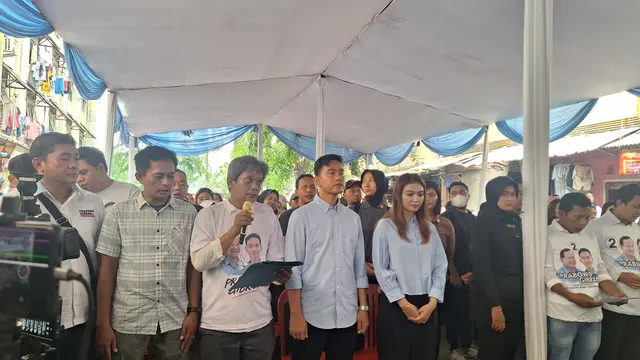 Calon wakil presiden (cawapres) nomor urut 2 Gibran Rakabuming Raka menyambangi Rusun Cilincing, Jakarta Utara dan menghadiri deklarasi dukungan dari Buruh Pelabuhan Seluruh Indonesia di lokasi sama, Sabtu (9/12/2023).