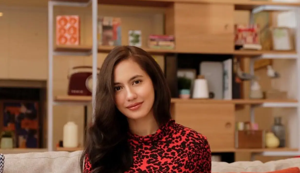 Cantik dengan dress motif totol macan lengan panjang berwarna merah. Rona kulit yang lebih segar terlihat ketika Pevita Pearce mengenakan dress ini, membuatnya lebih berseri cantik. Foto: Instagram.