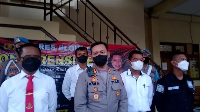 Kapolres Blora AKBP Aan Hardiansyah saat diwawancarai awak media di halaman Mapolres Blora. (Liputan6.com/ Ahmad Adirin)