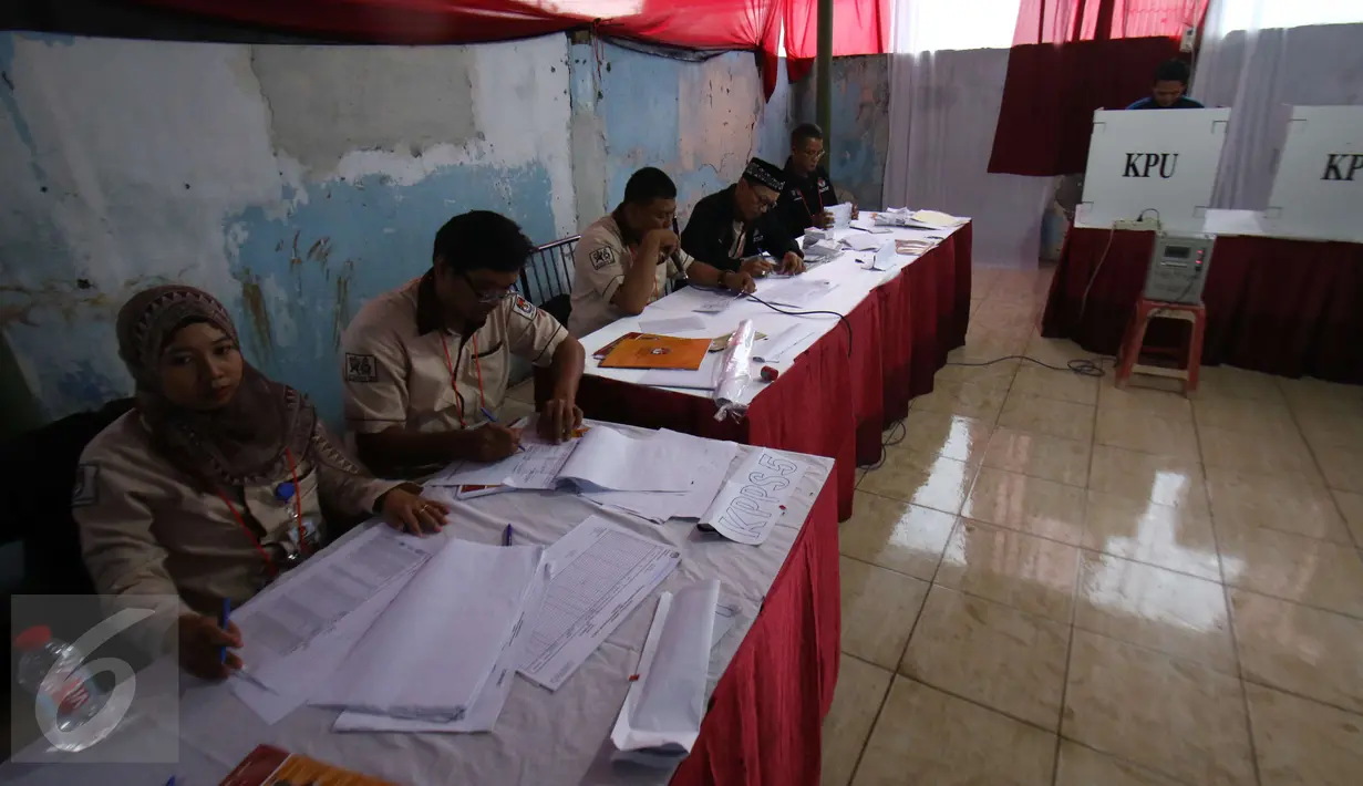 Petugas KPPS saat berjaga pada Pemungutan Suara Ulang (PSU) di TPS 29, Jakarta, Minggu (19/2). Bawaslu telah menemukan adanya pelanggaran saat berlangsungnya pemungutan suara di TPS 29 pada 15 Februari 2017 lalu. (Liputan6.com/Helmi Afandi)