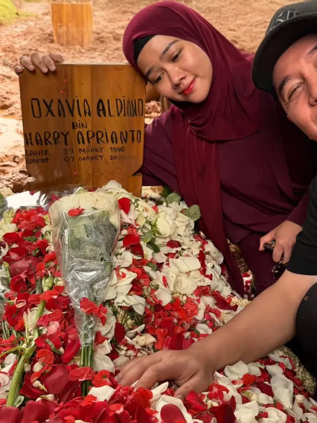 Yura Yunita salah satu artis dan sahabat Vidi Aldiano yang hadir di pemakaman. [@yurayunita]