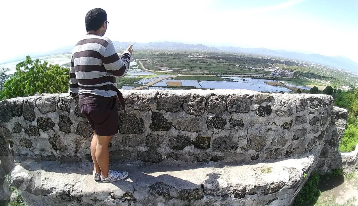 Seorang wisatawan mengunjungi Benteng Otanaha di Kota Gorontalo, 5 Juli 2016. Benteng yang dibangun sekitar tahun 1522 ini terletak di atas sebuah bukit dan memiliki 348 buah anak tangga ke puncak sampai ke lokasi benteng. (Liputan6.com/Herman Zakharia)