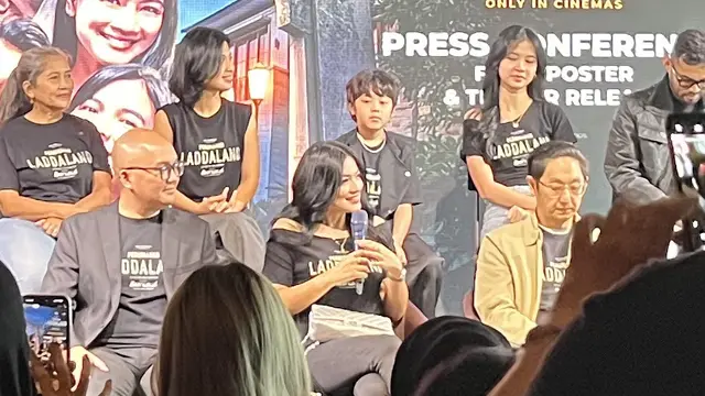 Titi Kamal (memegang mikrofon) dalam press conference film horor Perumahan LADDALAND di kawasan Jakarta Selatan pada (13/7/2026) (Liputan6.com/Afradhiya N. R)