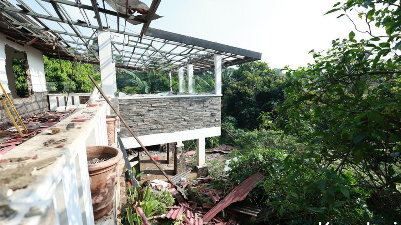 9 Potret Rumah Atalarik Syach yang Dieksekusi Aparat, Dinding Rumah Jebol dan Genteng Hancur