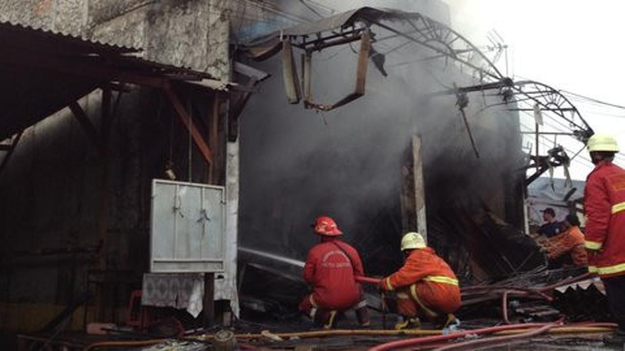 Puluhan orang dievakuasi dari Inul Vizta Manado yang terbakar