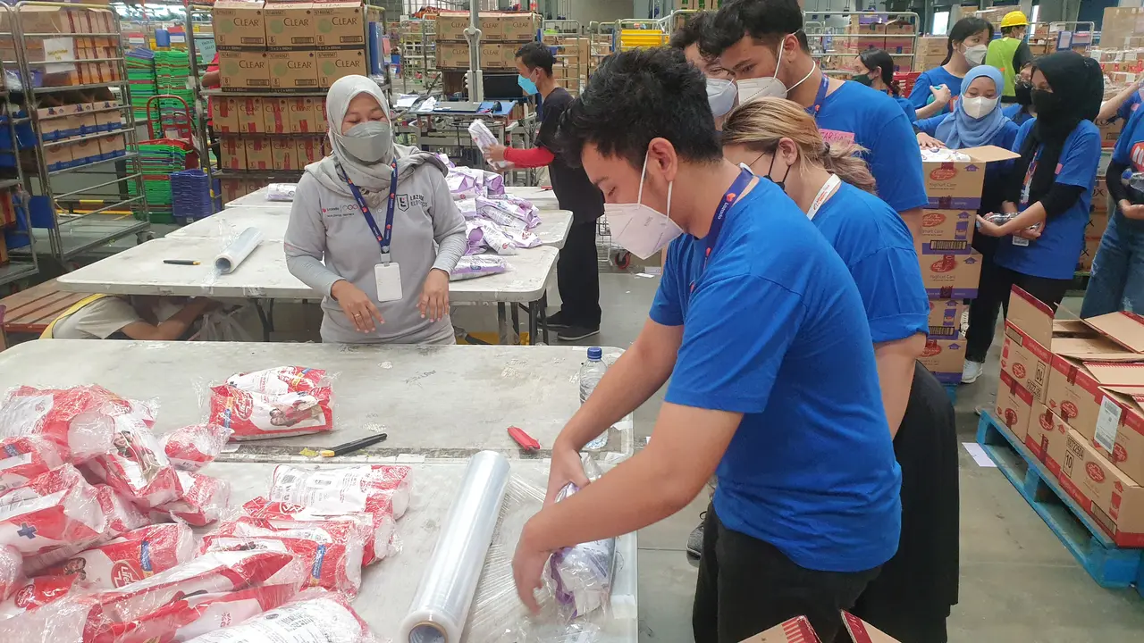Peserta Magang Lazada Belajar Mengemas Produk di Gudang Lazada (Dok. Lazada Indonesia)