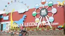Wisatawan bersepeda mengelilingi obyek wisata Taman Mini Indonesia Indah (TMII) di Jakarta, Minggu (21/6/2020). Setelah tidak beroperasi akibat pandemi, pengelola membuka kembali TMII dengan menerapkan protokol kesehatan pencegahan COVID-19 dan pembatasan pengunjung. (Liputan6.com/Immanuel Antonius)