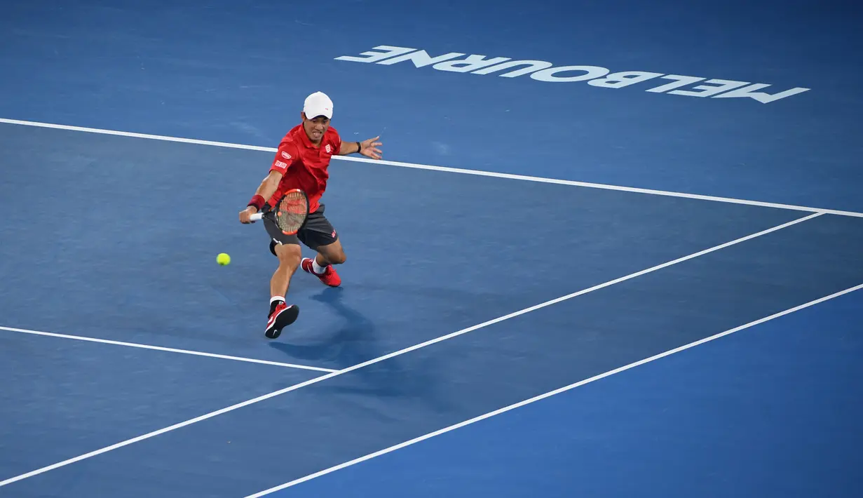 Petenis asal Jepang, Kei Nishikori beraksi saat melawan petenis Swiss, Roger Federer di putaran keempat Austalia Open, Melbourne, Australia (22/1). Federer unggul atas Nishikori dengan skor 6-7, 6-4, 6-1, 4-6, 6-3. (AFP/William West)