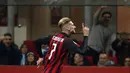 Gelandang AC Milan, Samuel Castillejo, merayakan gol yang dicetaknya ke gawang SPAL pada laga Serie A di Stadion San Siro, Milan, Sabtu (29/12). Milan menang 2-1 atas SPAL. (AP/Antonio Calanni)