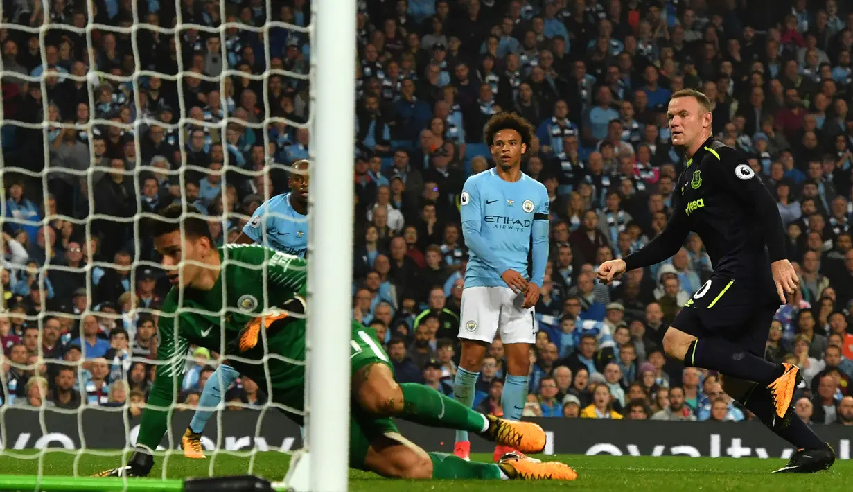 Striker Everton Wayne Rooney berhasil mencetak gol ke gawang Manchester City saat saat pertandingan Liga Primer Inggris di Stadion Etihad, Manchester (21/8). (AFP/Anthony Devlin)