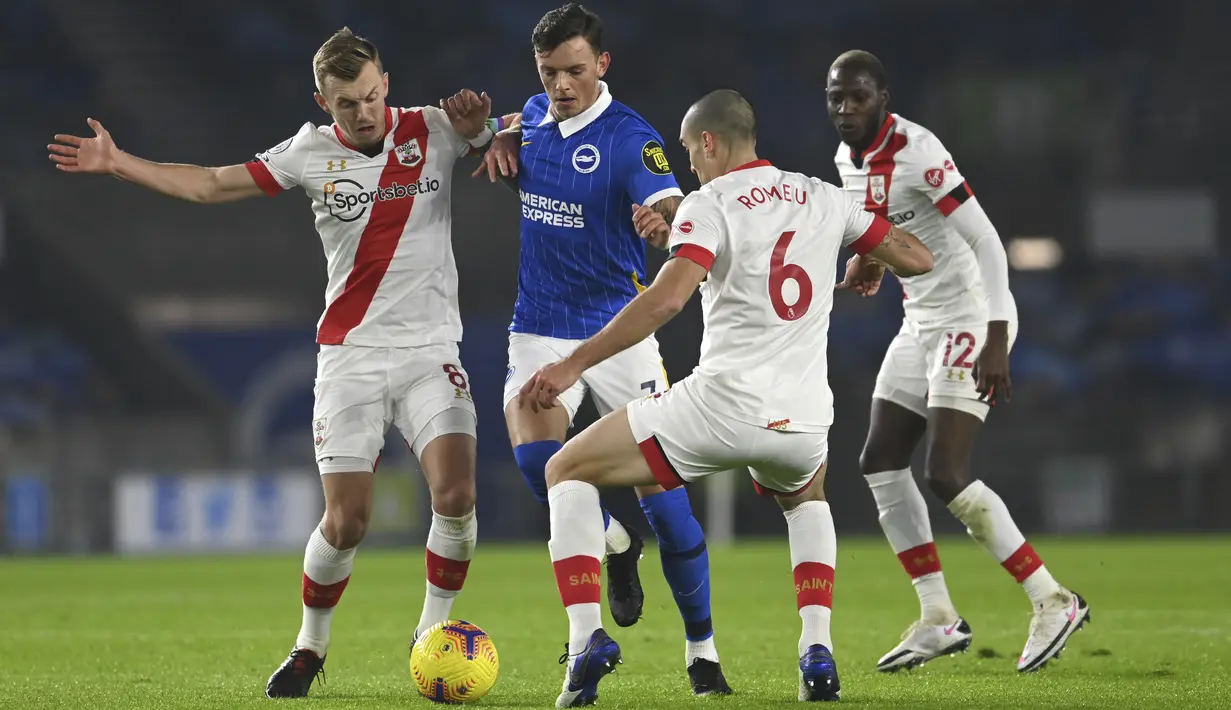 Bek Brighton & Hove Albion, Ben White (tengah) berusaha melewati dua pemain Southampton, Oriol Romeu dan Ben White pada pertandingan lanjutan Liga Inggris di Stadion Falmer, Brighton, Inggris, Selasa (8/12/2020). Southampton Menang Tipis atas Brighton 2-1. (Mike Hewitt / Pool Via AP)