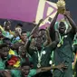 Para pemain Senegal merayakan dengan trofi setelah memenangkan pertandingan final Piala Afrika 2022 atas Mesir di Paul Biya Stadium, Kamerun, Senin (7/2/2022) dini hari WIB. Sadio Mane membawa Senegal mengalahkan Mesir lewat adu penalti dengan skor 4-2. (AP Photo/Sunday Alamba)