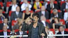 Enrique Iglesias saat tampil di upacara penutupan Piala Eropa 2008, di Ernst-Happel stadium. FRANCK FIFE / AFP