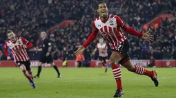 Bek Southampton, Virgil van Dijk, merayakan gol yang dicetaknya ke gawang Tottenham. Gol dari bek asal Belanda ini tercipta pada menit ke-2 memanfaatkan umpan dari James Ward-Prowse. (Reuters/Matthew Childs)
