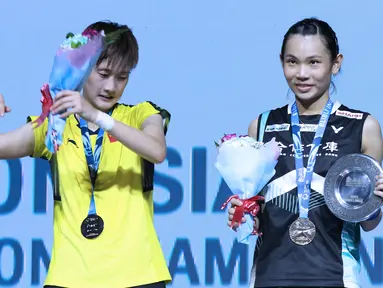 Tunggal putri Taiwan, Tai Tzu Ying (kanan) bersama pebulu tangkis China, Chen Yufei usai Final Indonesia Open 2018 di Istora GBK, Jakarta, Minggu (8/7). Tai Tzu Ying menang 21-23 21-15 21-9. (Liputan6.com/Helmi Fithriansyah)