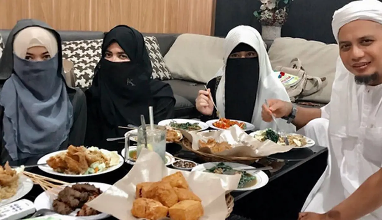 Ustad Arifin Ilham bersama dengan ketiga istrinya.  Umi Pertama (Umi Yuni) Kerudung Hitam atau Putri Aceh. Umi Kedua ( Umi Nia) kerudung Putih, Putri Yordan. Umi ketiga (Umi Akhtar) Kerudung Abu Abu Putri Sunda.  (Instagram/yuni_syahla_aceh)