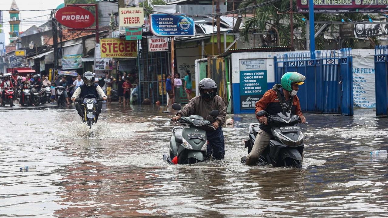 Kondisi terkini jalan penghubung Tangerang-Jakarta lumpuh akibat banjir