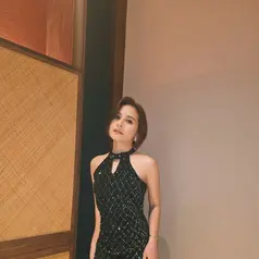 Potongan body fit yang mengikuti lekuk tubuh membuat tampilannya terlihat sleek, classy, sekaligus glamor tanpa terkesan berlebihan. [@prillylatuconsina96].