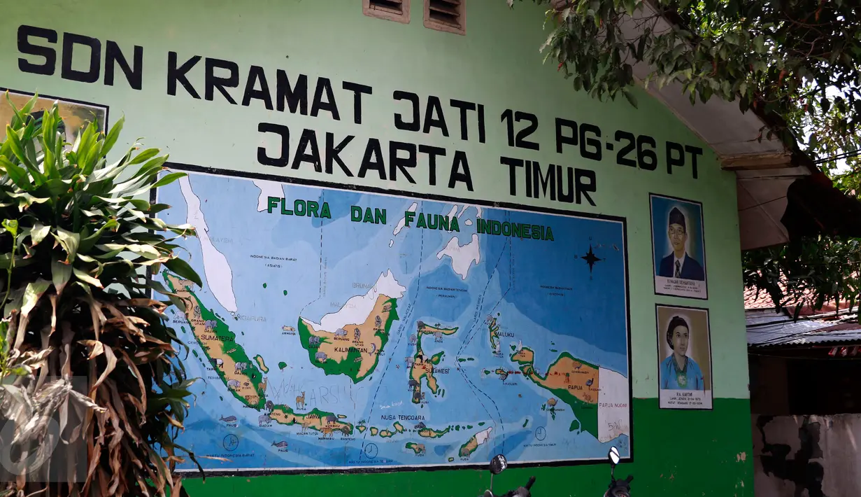 Renovasi gedung Sekolah Dasar Negeri (SDN) Kramat Jati 12, Jakarta, terbengkalai selama dua tahun, Rabu (21/10). Sudin Pendidikan Jakarta Timur mengaku tak memiliki anggaran hingga sekolah itu terbengkalai hampir dua tahun. (Liputan6.com/Yoppy Renato)