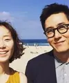 Akhirnya Lee Yoo Young muncul pertama kali sejak kekasihnya, Kim Joo Hyuk meninggal dunia. Ia terlihat hadir dalam press conference film terbarunya, Remember Me di Gangnam, Seoul, Korea Selatan. (Foto: Soompi.com)