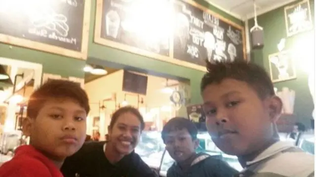 Momen Kulineran Siti Fauziah Pemeran Bu Tejo di Film Tilik