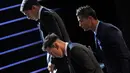 Tiga nomine pemain terbaik UEFA di Eropa 2014-2015, Luis Suarez, Lionel Messi dan Cristiano Ronaldo menghadiri pengundian Liga Champions di Monako, Kamis (28/8/2015). Lionel Messi terpilih sebagai pemain terbaik Eropa 2014-2015. (REUTERS/Eric Gaillard)