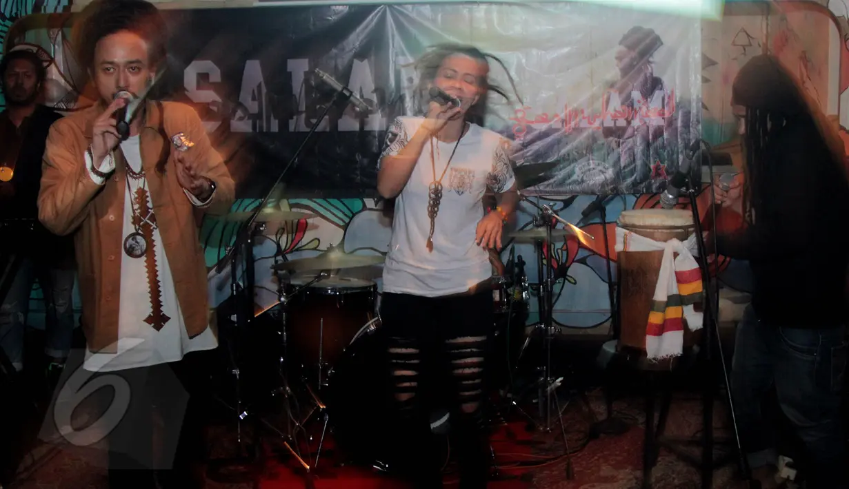 Aksi duta Reggae Indonesia, Ras Muhamad saat berduet pada peluncuran album terbarunya, "Salam" di kawasan Kemang, Jakarta, Selasa (9/6/2015). Album yang berisi 16 lagu itu melibatkan banyak musikus reggae internasional. (Liputan6.com/Faisal R Syam)