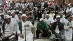 Majelis Hakim Pengadilan Negeri  (PN) Jakarta Pusat menggelar sidang vonis terhadap terdakwa Habib Novel Bamukmin dan Habib Shahabuddin Anggawi, Jakarta, Senin (6/4/2015). Tampak massa FPI memadati ruang sidang. (Liputan6.com/Johan Tallo)