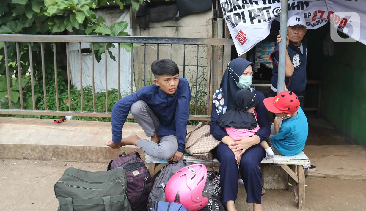 <p>Sejumlah pemudik menunggu kedatangan bus di Simpang Cikopo, Jawa Barat, Sabtu (30/4/2022). Memasuki H-2 Hari Raya idul Fitri 1443 Hijriah terpantau masih ramai para pemudik jurusan Jawa Tegah dan Jawa Barat yang naik melalui simpang Cikopo tersebut. (Liputan6.com/Herman Zakharia</p>