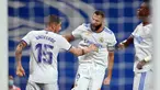 Pemain Real Madrid Karim Benzema (tengah) melakukan selebrasi usai mencetak gol ke gawang Celta Vigo pada pertandingan Liga Spanyol di Stadion Santiago Bernabeu, Madrid, Spanyol, 12 September 2021. Karim Benzema mencetak hattrick saat Real Madrid mengalahkan Celta Vigo 5-2. (GABRIEL BOUYS/AFP)
