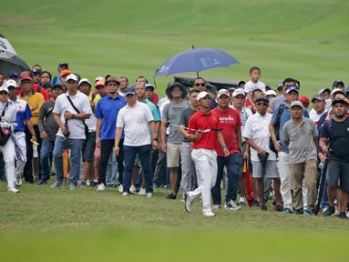Ratusan penonton dengan setia mengikuti aksi Naraajie Emerald Ramadhan Putra (tengah) pegolf amatir Indonesia berusia 19 tahun yang sempat memimpin perolehan skor di turnamen golf pro BRI Indonesia Open 2019, Minggu (1/9/2019). (Bola.com/Peksi Cahyo)
