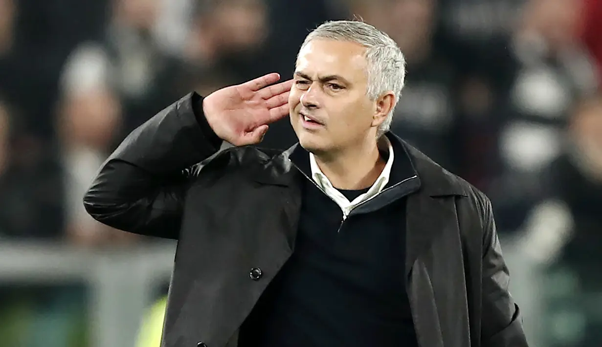 Jose Mourinho berselebrasi usai pertandingan melawan Juventus pada pertandingan lanjutan grup H Liga Champions di stadion Allianz di Turin (7/12). MU menang tipis atas Juventus 2-1. (AFP Photo/Isabella Bonotto)